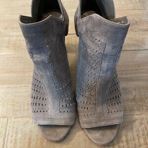 ✨ Vince Camuto Gray Heels ✨